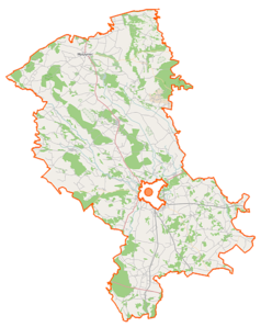 Mapa konturowa powiatu ostrołęckiego, blisko centrum na prawo znajduje się punkt z opisem „Kurpiewskie”