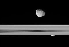 Vệ tinh Janus và Prometheus nằm trên và dưới các vành đai của Sao Thổ (29 tháng 4 năm 2006).