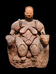 La Mujer sentada de Çatalhöyük, una figurilla descubierta en Turquía y datada aproximadamente en el año 6000 a.C., es una prueba de que ya existían muebles en esa época.