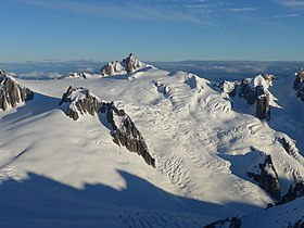 Vue depuis le pied de la dent du Géant au sud-est de la Vallée Blanche dominée par l'aiguille du Midi entre le col du Midi (à gauche) et le glacier du Géant (en bas).