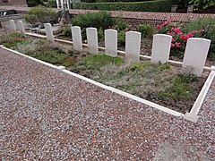 Les tombes de guerre au cimetière communal.
