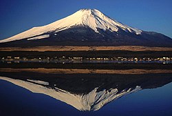 Il monte Fuji riflesso sul lago Yamanaka