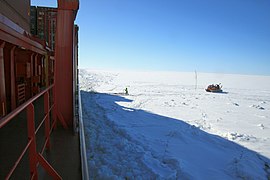 2017-03-24 Lotsenwechsel mit Hydrocopter im Eis vor Port of Kemi.jpg