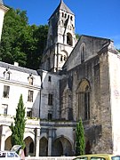 Le clocher surplombant l'abbaye et l'abbatiale.