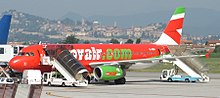 Un Airbus 320. Sullo sfondo Città Alta.