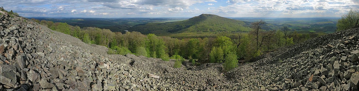 Blick über die Blockhalde am Gipfel des Kleinen Gleichbergs in südliche Richtung von Benutzer:Milseburg