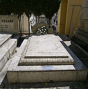 Tumba de Francisco Lloréns no cemiterio de Santo Amaro da Coruña.