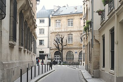 La rue Suger vue en direction de la rue de l’Éperon.