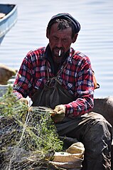 哈薩克漁民處理當日捕撈所得。