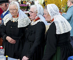 Olandės tradiciniais rūbais