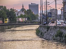 Pejzažni pogled na dio Bentbaše (rijeka, ulice i zgrade)