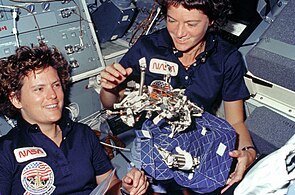 Les astronautes Kathryn D. Sullivan (à gauche) et Sally Ride (à droite) dans l'espace, en 1984.
