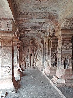 Hyrja e tempullit xhainist me një reliev që paraqet Gomateshwara-n i quajtur edhe Bahubali, i biri i Rishabha-s, Tîrthankara i parë dhe themeluesi i xhainizmit.