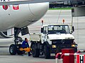 En Unimog traktor brukes som pushbacktraktor