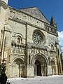 Façade de l'église Saint-Médard, chef-d'œuvre de l'art roman.