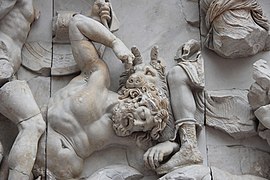 Corps convulsé en haut-relief, finesse d'une chaussure.