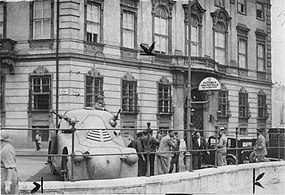 Policejní vůz na Ballhausplatz před budovou kancléřství, 25. července 1934