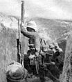 Soldado britânico utilizando um periscópio numa trincheira durante a Batalha de Gallipoli.