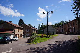 Deux rangées d’anciennes maisons ouvrières.