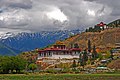Veduta z Rinpung dzongom in Nacionalnim muzejem nad njim