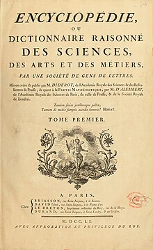 Titelseite mit schwarzem Druck auf vergilbtem Papier. Als Titel steht „Encyclopédie, ou dictionnaire raisonné des sciences, des arts et des métiers, par une société de gens de lettres. Tome premier“. Die Publikationsdaten und zwei Bibliotheksstempel stehen darauf. In der Mitte ist ein kleiner Kupferstich mit einem Engel, der auf Geometrie-Zubehör, Büchern und Weltkugeln steht.