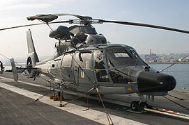 helicóptero de rescate Dauphin en la cubierta de vuelo
