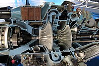 תמונה במיצג חתך של מנוע טורבו-פרופ רולס-רויס דארט המתמקדת בשני האימפלרים (טורבינות צנטריפוגליות) של שלב המדחס של המנוע.