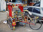 En indonesisk sykkelrickshaw, kalt en Bajaj Foto: Jonathan McIntosh, 2005.