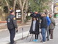 KVUE-TV reportieri un kameras personāls, kas piedalās intervijā