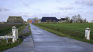 Ingangspartij met de boerderij en de nieuwe schuren op de achtergrond