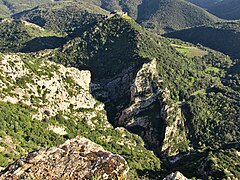 Le château de Termes au printemps 2014. Vue plongeante sur la clue du Terminet.jpg