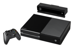 ה-Xbox One עם הבקר שלו והקינקט