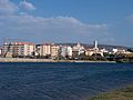 Urbocentro kun urbodomo kaj la sonorilturo de la ĉefpreĝejo, el la okcidenta riverbordo.