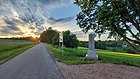 Obelisk am Kreuzungspunkt des Radwegs nach Rochlitz (zurzeit nur bis Fröhne befahrbar) mit dem 13. Längengrad (mit Sitzgruppe und Informationstafel)