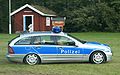 Streifenwagen Mercedes-Benz C-Klasse in neuer blau-silberner Farbgebung