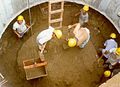 Construcción del Caissons escavando a mano en el interior