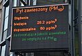 Informazioni sulla qualità dell'aria in termini di PM10 indicate in un'insegna luminosa a Katowice, in Polonia