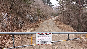 임도 입구. 들어가자마자 바로 막골층이 출현한다.