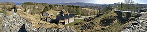 Utsikt fra ruinene etter kong Sverres borg østover mot Oppdalstunet[27] med mer. Foto: Fortegnet panorama april 2019