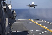 着艦のため進入するF-35B。4・5番スポット付近が周囲と異なる塗装になっている。