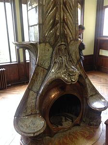 The ceramic fireplace in the dining room/smoking room, by Alexandre Bigot.