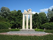 Oorlogsmonument langs de Amsterdamseweg, op de achtergrond het Broersepark