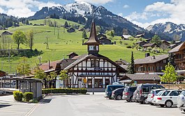 茨韋西門火車站（英语：Zweisimmen railway station），背景為林德山。