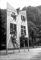 Entraînement de policiers à l'escalade de façade, juin 1931.