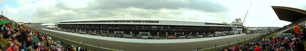 Het rechte stuk van Circuit Park Zandvoort ter hoogte van de pitboxen, tijdens de A1GP