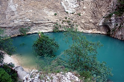 Fontaine de Vaucluse, mata air karst di Sorgues, memiliki arus air ke atas yang berasal dari kedalaman lebih dari 315 meter (1.033 ft)