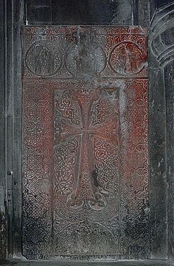 Khatchkar dans le gavit du monastère de Geghard, sculpté en 1213 par Timot et Mkhitar[43],[Ic. 17].