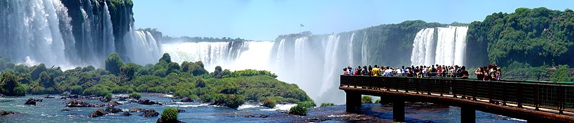 La akvofaloj de Iguacuo troviĝas je 80 % en teritorio argentina kaj estis elektitaj kiel unu el la Sep naturaj mirindaĵoj de la mondo.
