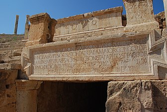 Inscription[49] bilingue - latino-punique - du théâtre de Leptis Magna, Ier siècle, vers l'an 1-2, offerte par un notable de la cité.