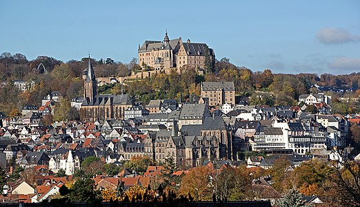 Schloss + Pfarrkirche von Südosten